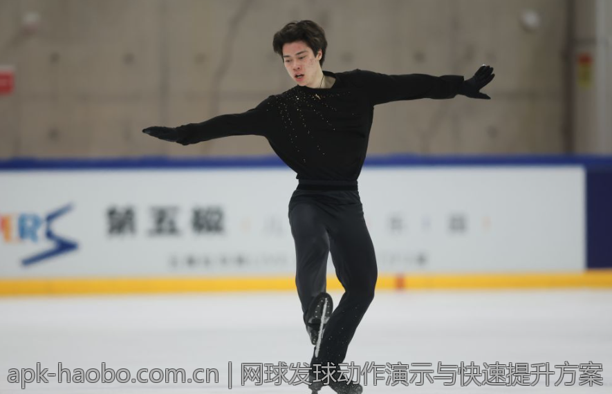 网球发球动作演示与快速提升方案